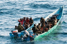 Piraci przedstawiają się jako ofiary zachodniego świata, który pozbawił ich zródeł dochodu, wyjałowił wody somalijskie rabunkowymi połowami i zatapianiem trujących substancji. Na fot.: piraci ujęci w Zatoce Adeńskiej.