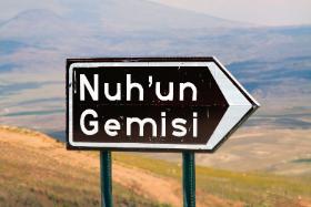 Niedaleko Araratu, 30 km w linii prostej od szczytu, jest miejsce nazwane „Nuh’un Gemisi”, co po turecku znaczy „statek Noego”.