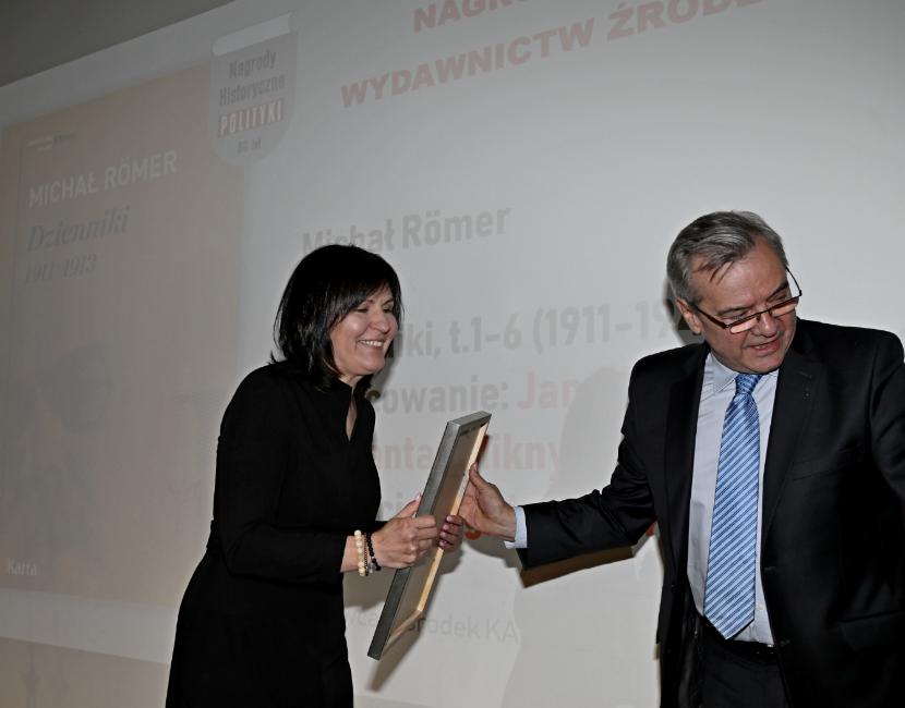 Agnieszka Knyt z Ośrodka KARTA odbiera nagrodę w kategorii źródła, również w imieniu nieobecnych kolegów: Jana Sienkiewicza i Rimantasa Miknysa.