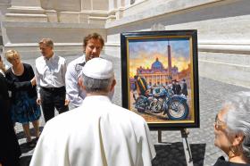 Papież Franciszek jest urbi et orbi lubiany bardziej niż jego poprzednik Benedykt.