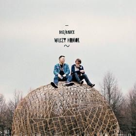 9. Bisz i Radex, Wilczy humor, Agora. Radek Łukasiewicz z zespołu Pustki i raper Bisz testują rozmaite style i konwencje, od starego rocka po hip hop i avant-pop. Stosują przy tym nader bystrą ironię tudzież tytułowe poczucie humoru.A tutaj przeczytacie całą recenzję tej płyty.