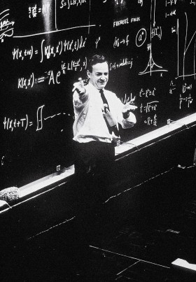 Wykłady Feynmana były tak niezwykłe, że częściej przybywali na nie fizycy niz studenci.