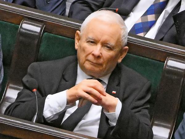 Prezes częściej już atakuje Mentzena niż Tuska.