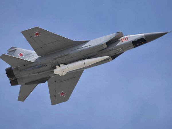 Rosyjski MiG-31K z pociskiem Kindżał podczas parady wojskowej 9 maja 2018 r.
