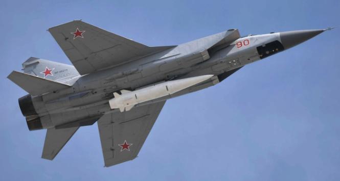 Rosyjski MiG-31K z pociskiem Kindżał podczas parady wojskowej 9 maja 2018 r.