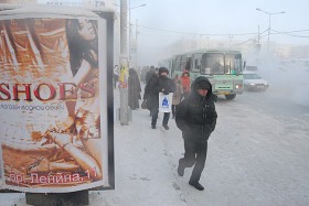 Kiedy Byk Zimy odpuszcza, można zrzucić ciężką szubę czy kożuch i założyć kurtkę puchową. Nawet w największe chłody młodzi ludzie w Jakucku przedkładają modę nad ciepło i rezygnują z futer na rzecz „europejskiej” odzieży.