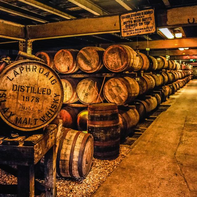 Piwnica z beczkami whisky, Szkocja.