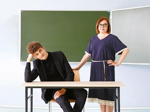 Andrzej Wachna, maturzysta na 100 proc., i Kamila Czaplicka, jego polonistka, i wicedyrektorka szkoły, w której się uczył.