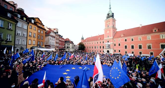 Proeuropejska demonstracja na pl. Zamkowym w Warszawie