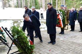 Rocznica zbrodni katyńskiej. Hołd ofiarom oddali przedstawiciele polskich władz państwowych. Katyń, 10 kwietnia 2013 r. Fot. MON