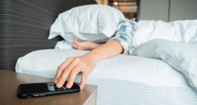 Upodobanie nastolatków do późnego wstawania to czysta biologia.