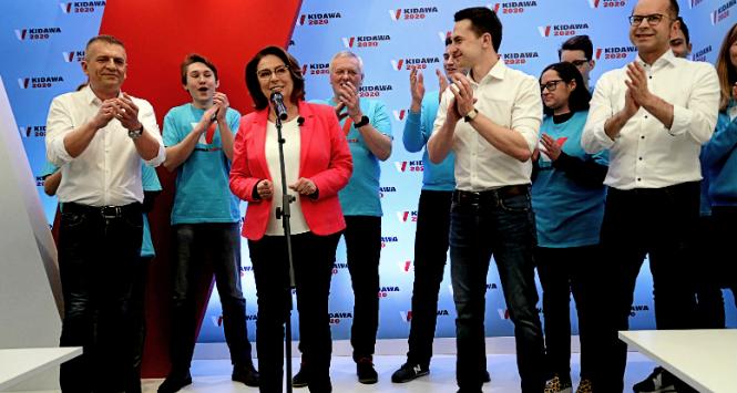 Małgorzata Kidawa-Błońska w otoczeniu sztabowców. Po lewej Bartosz Arłukowicz, po prawej Adam Szłapka