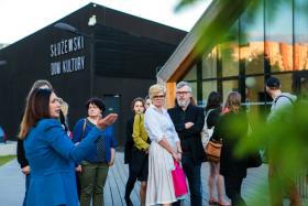 Dla gości przewidziano spacer. Po Służewskim Domu Kultury oprowadzała dyrektor Ewa Willmann (pierwsza z lewej).