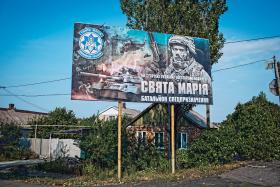 „Na straży Ukrainy! Na straży Bachmutu!” – billboard propagandowy batalionu Święta Maria