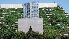 Dom-ogród ACROS Building w Fukoce. Wygląda na opuszczony przez ludzi i zaanektowany przez dziką roślinność