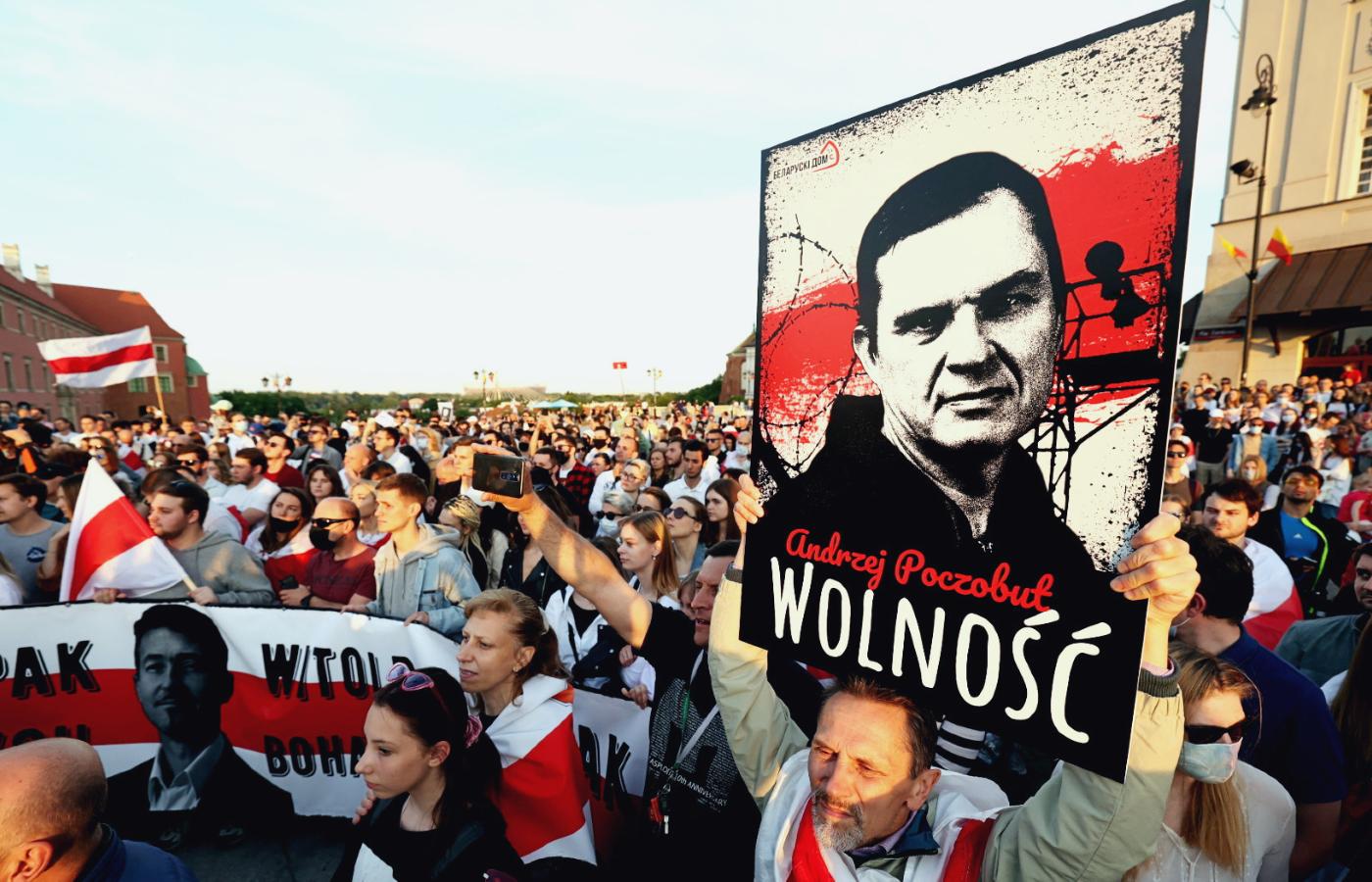 Transparenty z hasłami wzywającymi do uwolnienia Andrzeja Poczobuta. Spotkanie ze Swietłaną Cichanouską w Warszawie, czerwiec 2021 r.