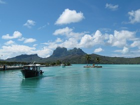 Bora Bora: zawsze niebieskie niebo, takie samo piękne morze, rajska zieleń przez okrągły rok. Ta powtarzalność wywołuje depresję, fiu.