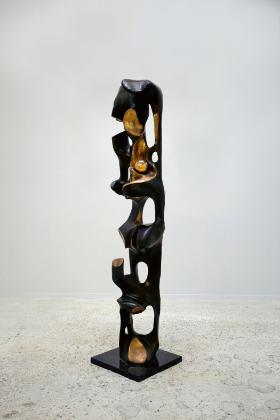 Stefan Krygier, Nofret (1965), drewno, wys. 170 cm. „Forma”, bo tak zwykł nazywać swoje prace artysta, jest kontynuacją cyklu „Dolina Królów”.