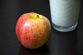 Jabłko i odtłuszczone mleko.Prawie każdy owoc może być przekąską, ale powiązanie go z odrobiną białka, które w przeciwieństwie do węglowodanów spala się stosunkowo szybko, białko pomaga utrzymać wysoki poziom energii na kilka godzin.Proponujemy następujący zestaw: jedno duże jabłko, jeden kubek chudego mleka.