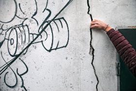 Budynek siłowni został pokonany przez siły natury.