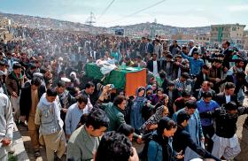 Pogrzeb Farchundy Malikzadeh, ofiary linczu spowodowanego przez lokalnego mułłę.