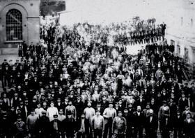 Rewolucja łódzka – zdumiewająco statyczne zdjęcie to efekt techniki z początku XX w. Kto chciał zostać uwieczniony, musiał cierpliwie poczekać na naświetlenie się płyty fotograficznej.