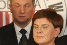 Beata Szydło i Przemysław Wipler, dzielni (na zdj. - śpiący) rycerze Prawa i Sprawiedliwości. Na wady przeciwników politycznych potrafią przymknąć oko. Czasem oczu oboje.