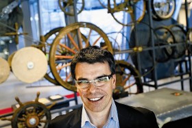 Robert Firmhofer, dyrektor Centrum na tle galerii Korzenie Cywilizacji.