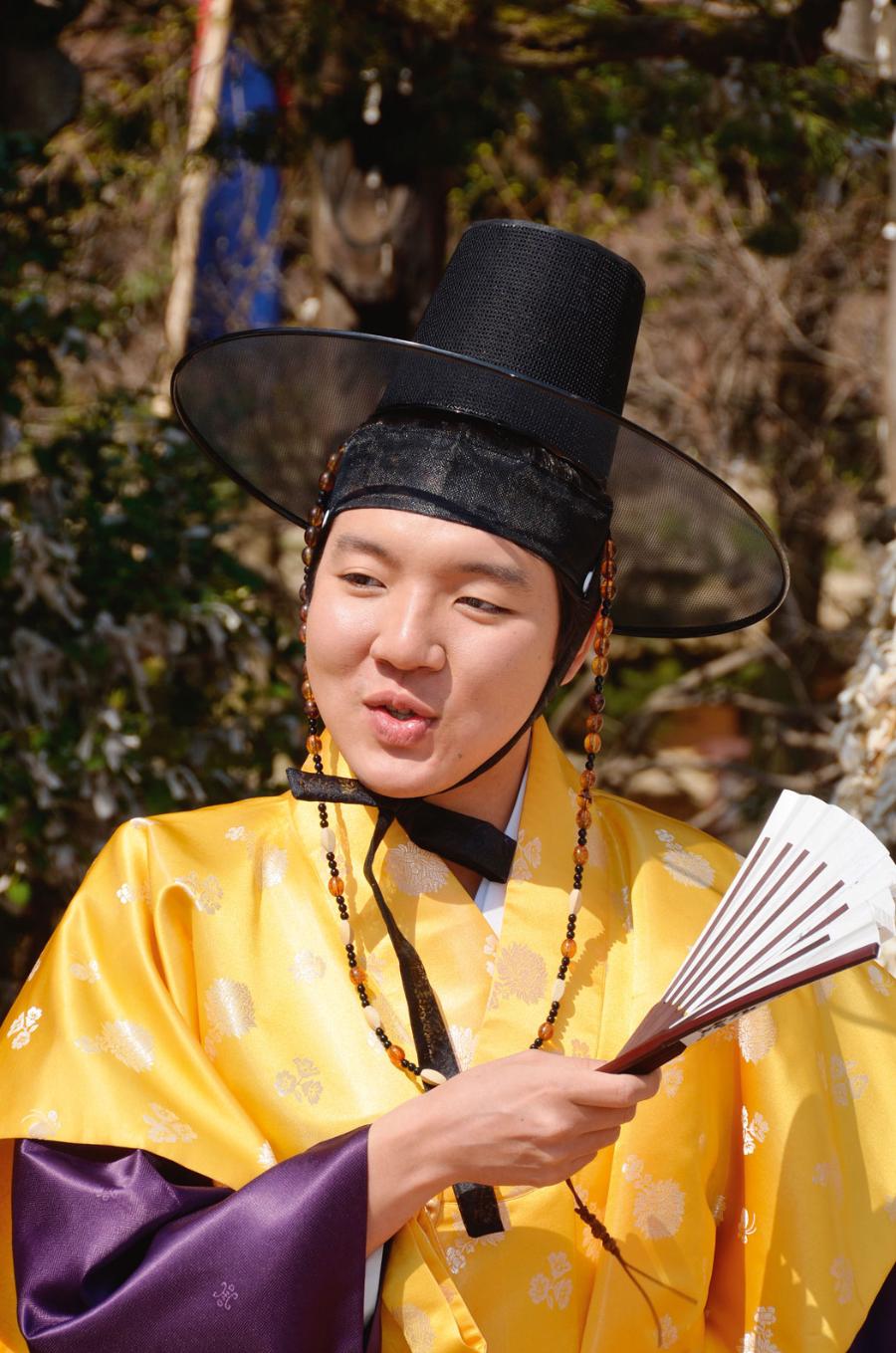 Aktor w tradycyjnym kapeluszu, noszonym przed laty przez żonatych Koreańczyków.
