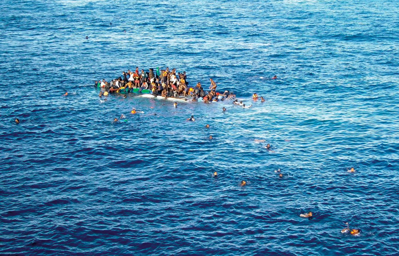 Jedna z niedawnych akcji ratunkowych na Morzu Śródziemnym. Zdjęcie wykonano z niemieckiego okrętu, który ratował rozbitków.