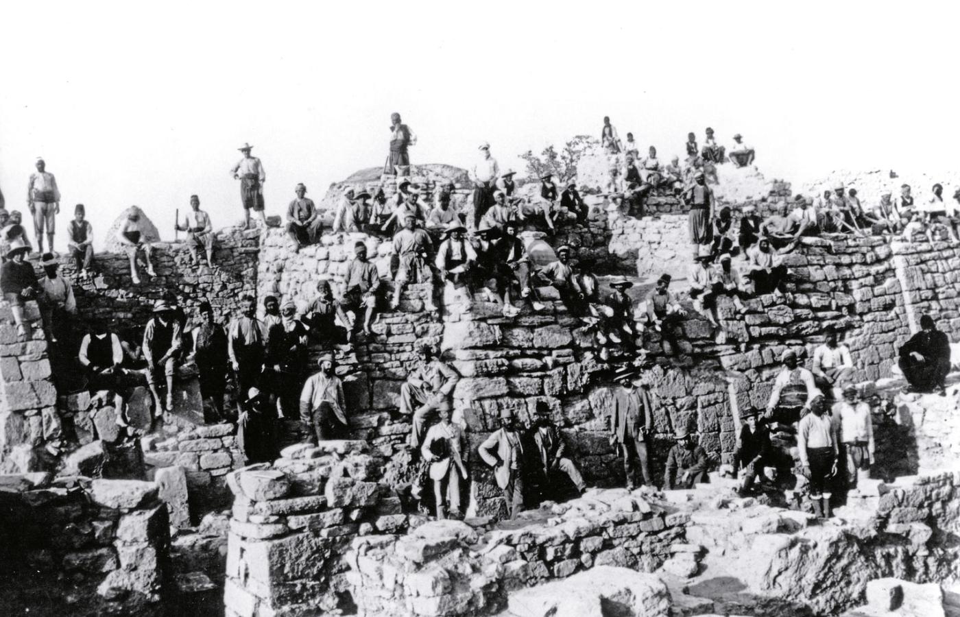 Wykopaliska prowadzone przez Heinricha Schliemanna na wzgórzu Hisarlik w Turcji, gdzie szukał pozostałości Troi, zdjęcie niedatowane.