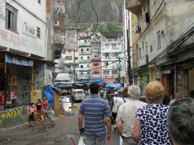 Jak dotrzeć z pomocą do 60 mln osób, które nie mają adresu, zwykle nie umieją czytać, dzieci nie posyłają do szkoły? Na fot. favela w Rio.