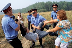 Milicjanci zamiast zbirów z kijami bejsbolowymi, do wozów zapakowali ekologów i dziennikarzy.