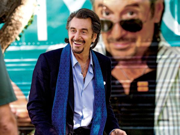 Al Pacino przerysowuje showmańskie grepsy głównego bohatera, tandetnego wokalisty.