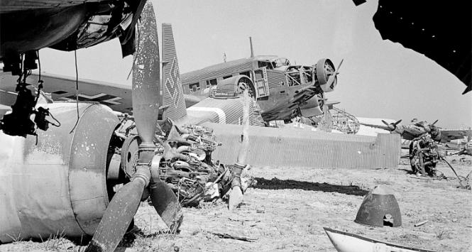 Zniszczony Ju 57 na lotnisku w Tunisie, 1943 r.