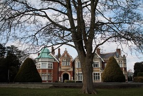 W czasie II wojny światowej grywano tu w badmintona i urządzano pikniki - tylko po to, by zmylić czujność nieprzyjaciela. W rzeczywistości stanowiła serce supertajnej Stacji X, deszyfrującej komunikaty wojenne państw Osi.