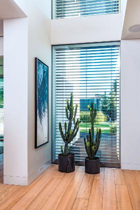 Dzięki dużym oknom pomieszczenia wydają sie lżejsze i optycznie większe.