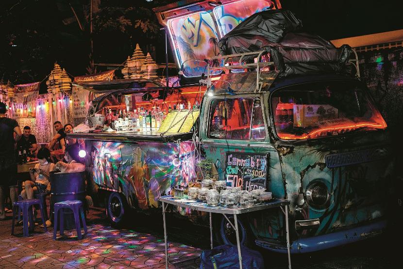 Kosmiczny street food. Kiedyś za marihuanę trafiało się do więzienia na całe lata, teraz jest dostępna na ulicy, a rząd mówi, że stanowi część „spuścizny kulturowej” Tajlandii.