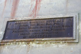 Nietulisko, tablica pamiątkowa na budynku magazynów i stajni należących do walcowni