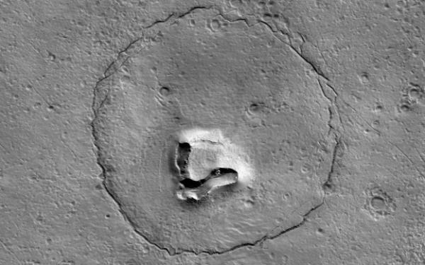 „Pysk niedźwiedzia” sfotografowany przez sondę Mars Reconnaissance Orbiter na Marsie, grudzień 2022 r.