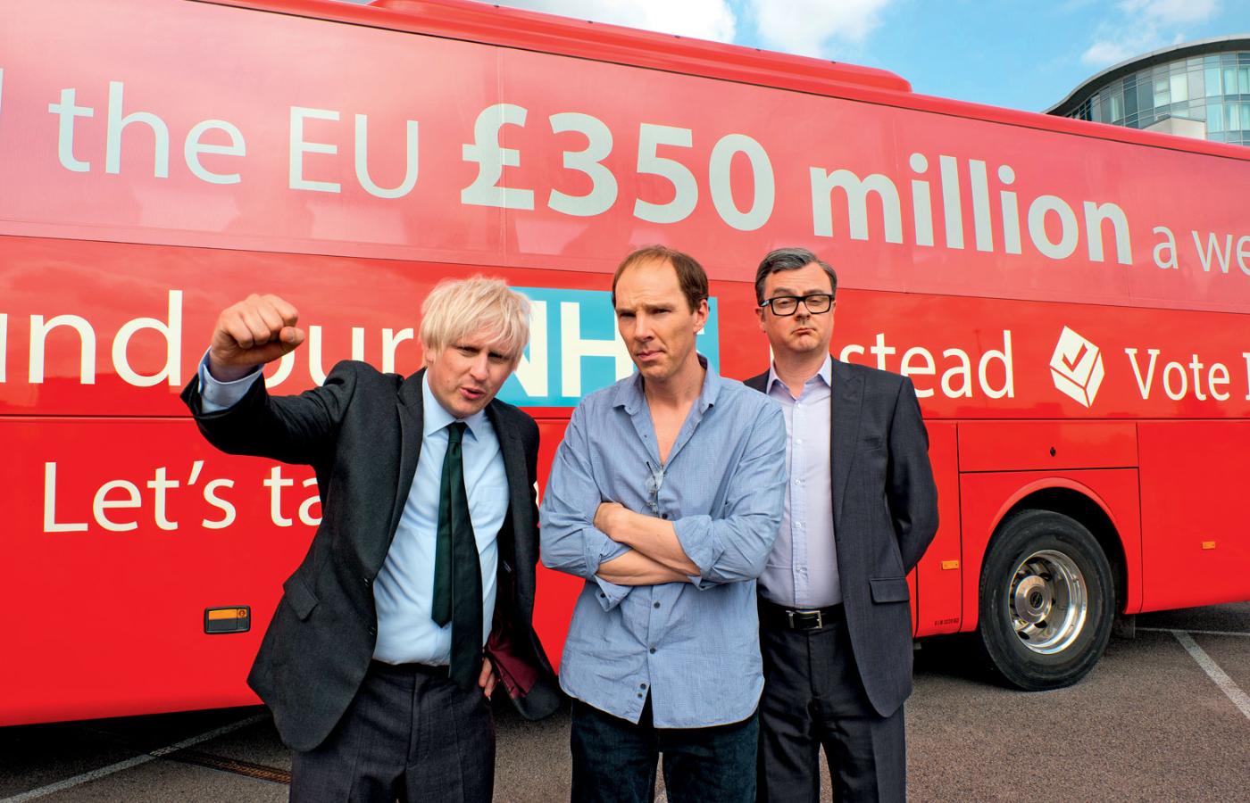 Kadr z filmu „Brexit: The Uncivil War”: w środku Benedict Cumberbatch jako Dominic Cummings, faktyczny rozgrywający w brytyjskiej referendalnej wojnie domowej; w tle wymyślony przez niego najsłynniejszy gadżet kampanii brexitowej w 2016 r. – czerwony autokar z fałszywą informacją o 350 mln funtów tygodniowo, jakie trafią do brytyjskiego Narodowego Funduszu Zdrowia po rozwodzie z Europą.