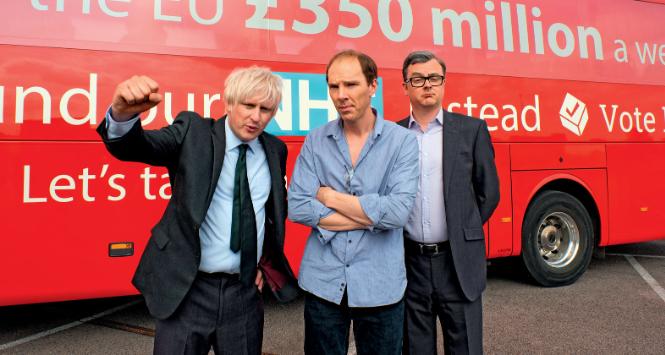 Kadr z filmu „Brexit: The Uncivil War”: w środku Benedict Cumberbatch jako Dominic Cummings, faktyczny rozgrywający w brytyjskiej referendalnej wojnie domowej; w tle wymyślony przez niego najsłynniejszy gadżet kampanii brexitowej w 2016 r. – czerwony autokar z fałszywą informacją o 350 mln funtów tygodniowo, jakie trafią do brytyjskiego Narodowego Funduszu Zdrowia po rozwodzie z Europą.