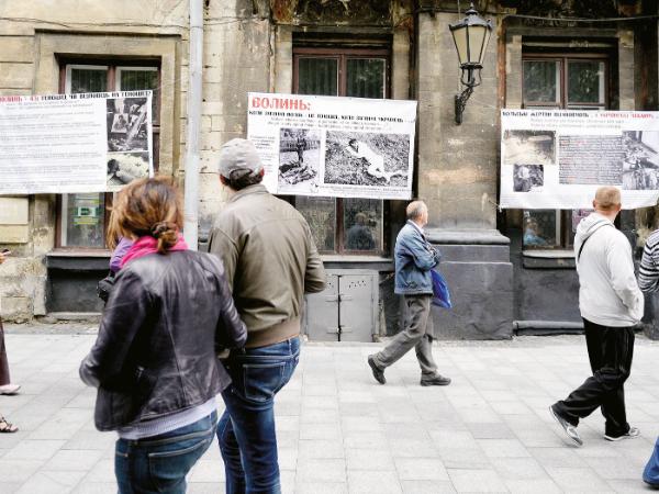 Plakaty powieszone we Lwowie w 2013 r. informujące w językach ukraińskim, angielskim i polskim m.in. o tym, że Polacy w latach 1944–47 wspólnie z władzą radziecką deportowali z etnicznych ziem ukraińskich ponad 600 tys. Ukraińców.