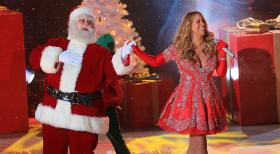Św. Mikołaj i Mariah Carey, wykonawczyni szlagieru „All I Want for Christmas Is You” z 1994 r.