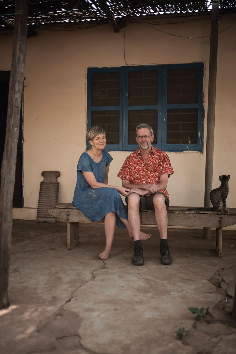 Christine Benn i Peter Aaby przed swoim domem w Gwinei Bissau. W tym kraju prowadzą znaczną część badań nad szczepionkami.
