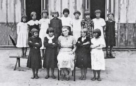 Jadwiga Dąbrowska z Somlów i uczennice ze szkoły powszechnej we wsi Cisie Zagródzie (Mazowsze), druga połowa lat 30. XX w. Zdjęcie pochodzi z książki „Historia rodu Somlów” Róży Somli-Dembowskiej.