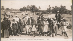 Turyści z biura Thomasa Cooka niesieni w lektykach po wycieczce do Karnak, Egipt ok. 1895 r.