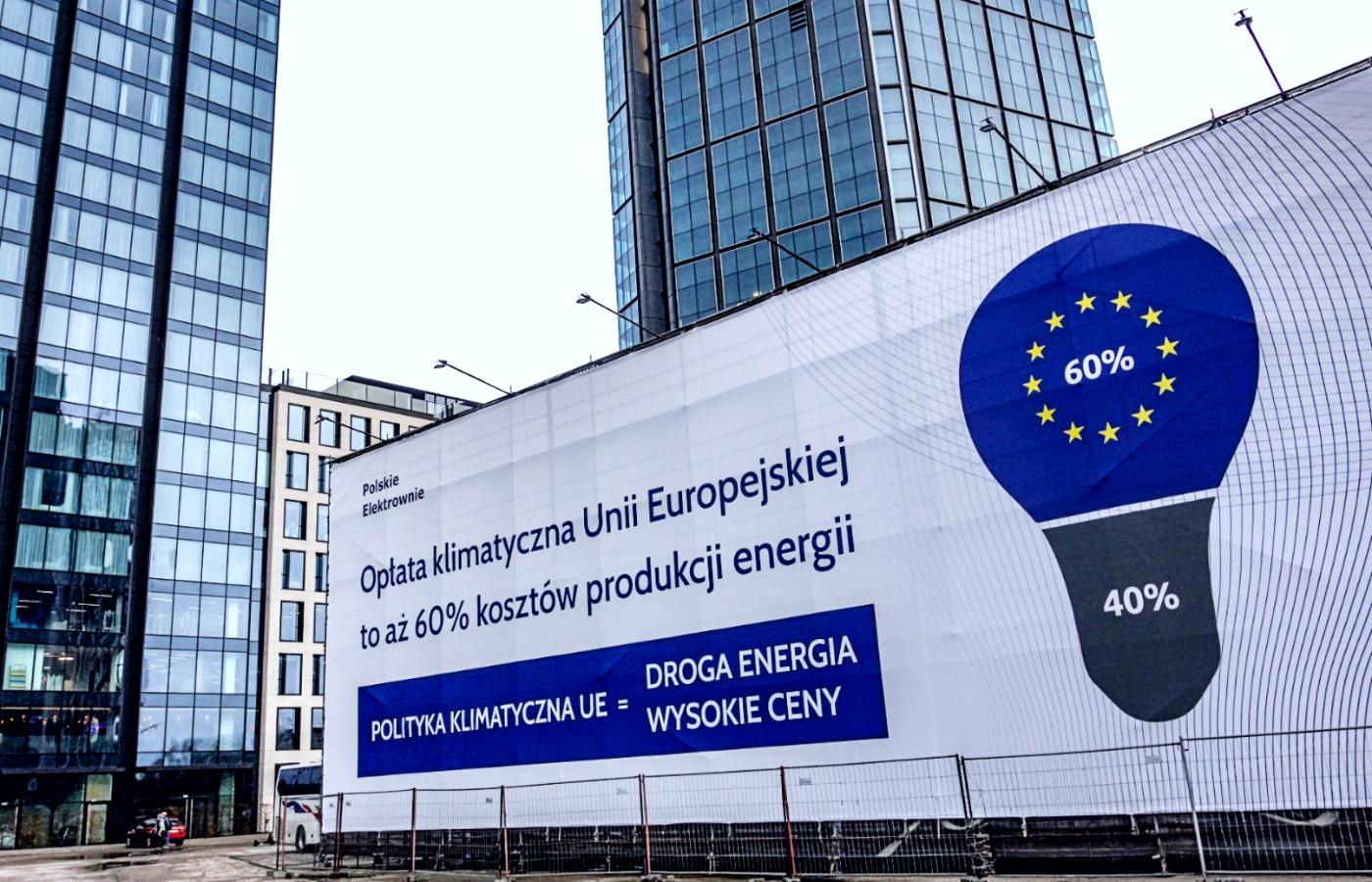 Billboard Grupy Elektrownie Polskie obarczający Unię Europejską winą za wysokie ceny prądu, luty 2022 r.