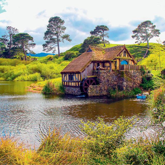 Miejsce, gdzie stworzono na potrzeby filmu Hobbiton, czyli siedzibę hobbitów, jest dziś w czołówce atrakcji turystycznych Nowej Zelandii.