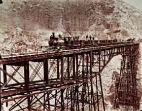 Wiadukt kolejowy nad kanionem na linii zaprojektowanej i budowanej przez inż. Ernesta Malinowskiego; La Oroya, Peru, ok. 1920 r.